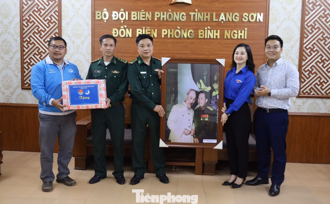 Tỉnh Đoàn và cán bộ Đoàn Trung ương tặng quà động viên cán bộ, chiến sĩ đồn Biên phòng Bình Nghi -Ảnh: Duy Chiến