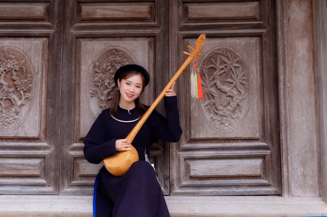 Chị Hoàng Thị Khuê ấn tượng với trang phục người Tày, xã Vạn Linh (huyện Chi Lăng). Ảnh: Duy Chiến