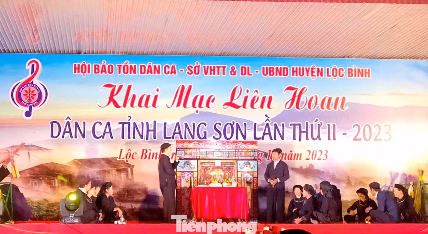 Tiết mục thực hành nghi thức Then- truyền thống của người Tày, Nùng Lạng Sơn được sân khấu hóa, biểu diễn tại liên hoan. Ảnh: Duy Chiến