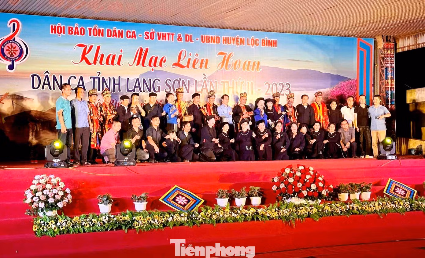 Tham gia Liên hoan, các nghệ nhân trong tỉnh có cơ hội giao lưu, học hỏi vốn dân ca địa phương. Ảnh: Duy Chiến