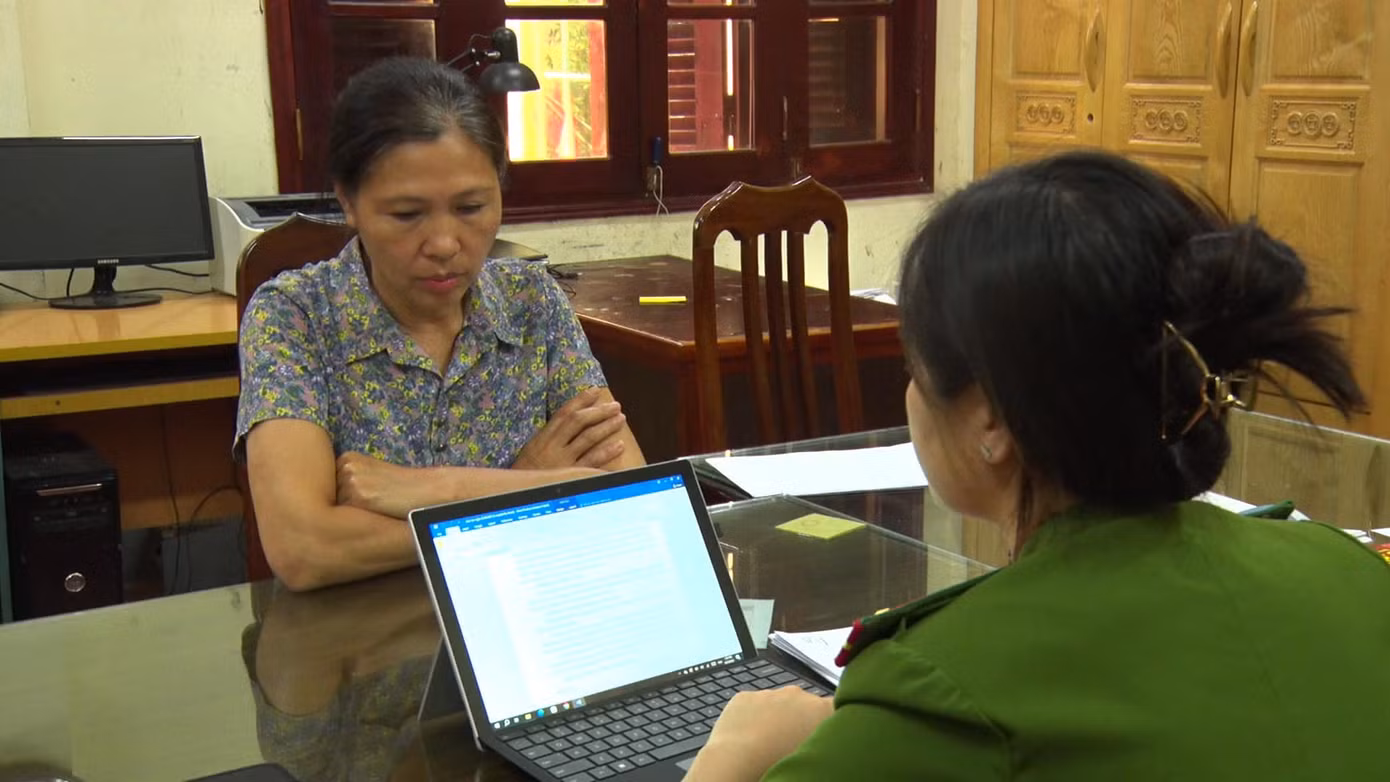 Đối tượng Lê Thị Bích tại cơ quan công an. Ảnh: H.M