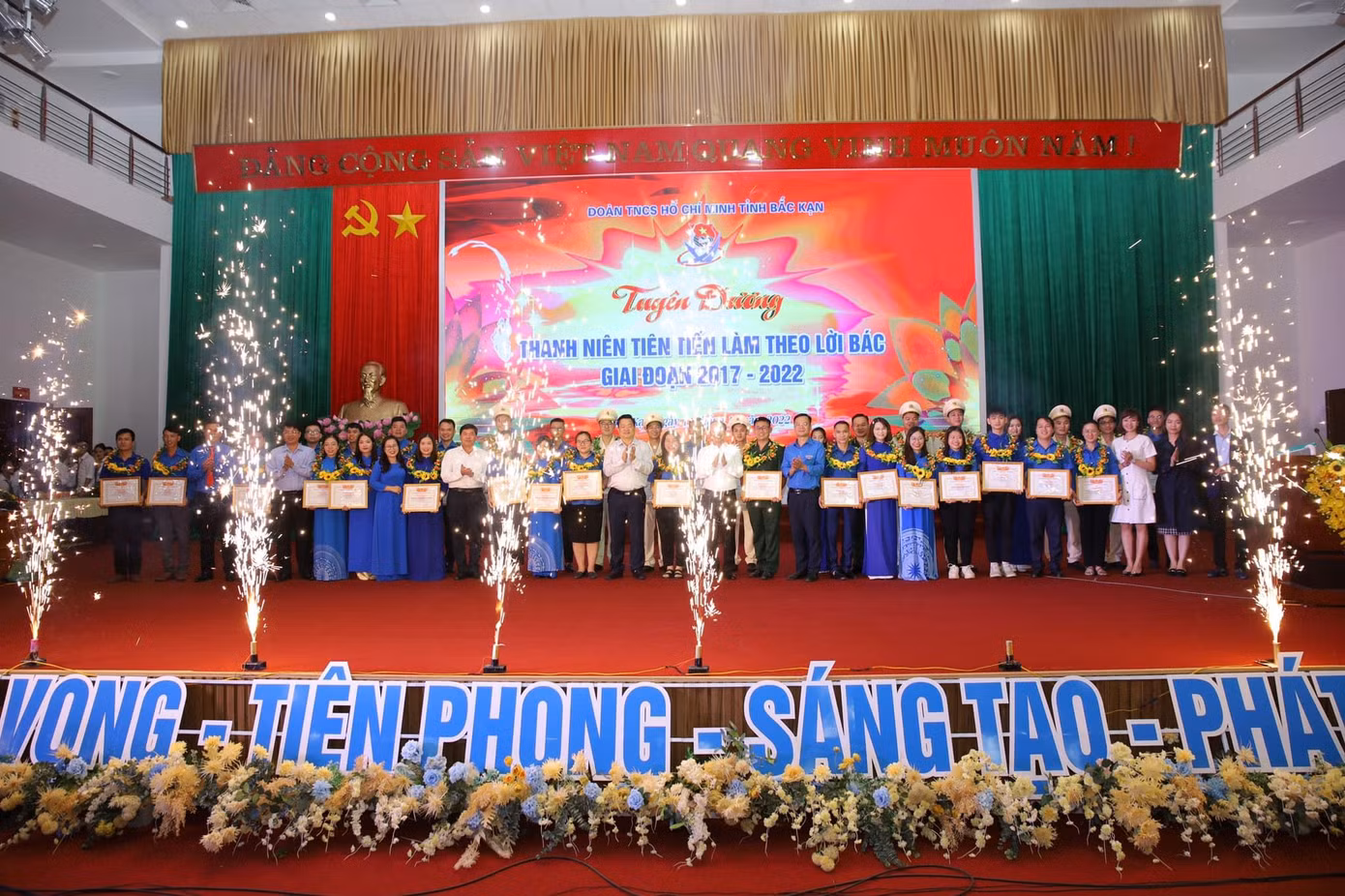 Nhiều tập thể, cá nhân được tôn vinh, khen thưởng - Ảnh: PV Nhiều tập thể, cá nhân được tôn vinh, khen thưởng - Ảnh: PV