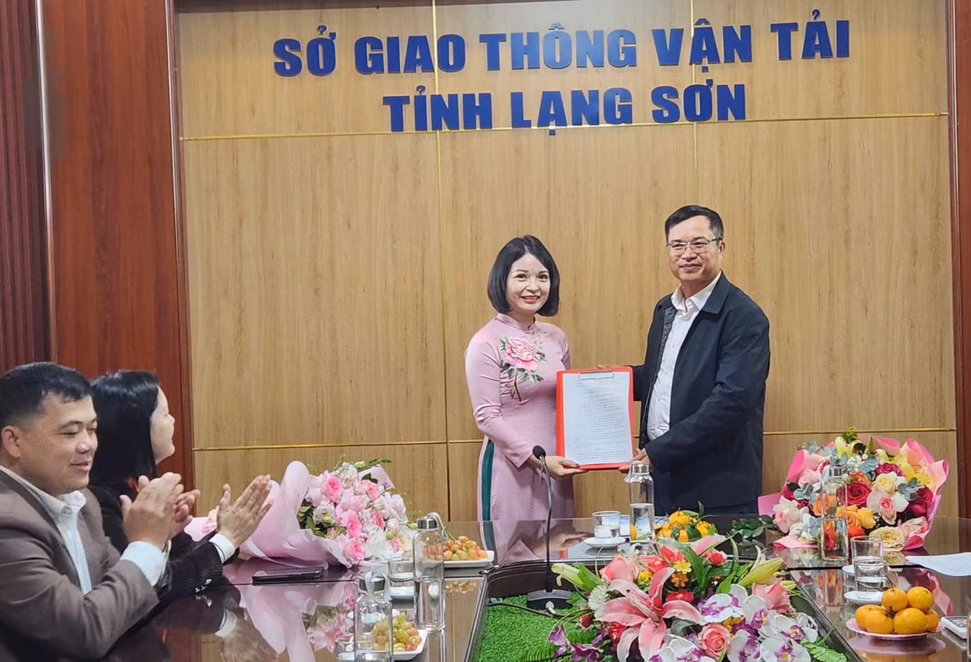 Bà Đàm Thị Thanh Tâm (bìa trái) nhận Quyết định bổ nhiệm của Chủ tịch UBND tỉnh Lạng Sơn. Ảnh: Duy Chiến Bà Đàm Thị Thanh Tâm (bìa trái) nhận Quyết định bổ nhiệm của Chủ tịch UBND tỉnh Lạng Sơn. Ảnh: Duy Chiến