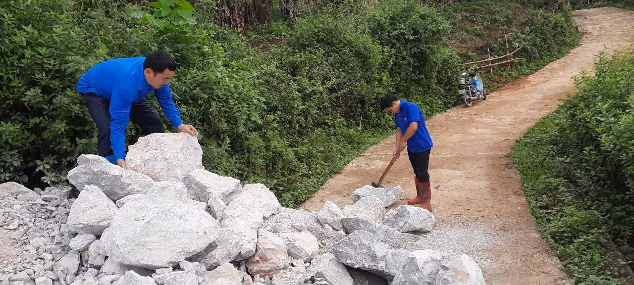 Vỡ đá sau đó vận chuyển vật liệu này đến công trình xây móng nhà là công việc gian nan, vất vả. Ảnh: Duy Chiến
