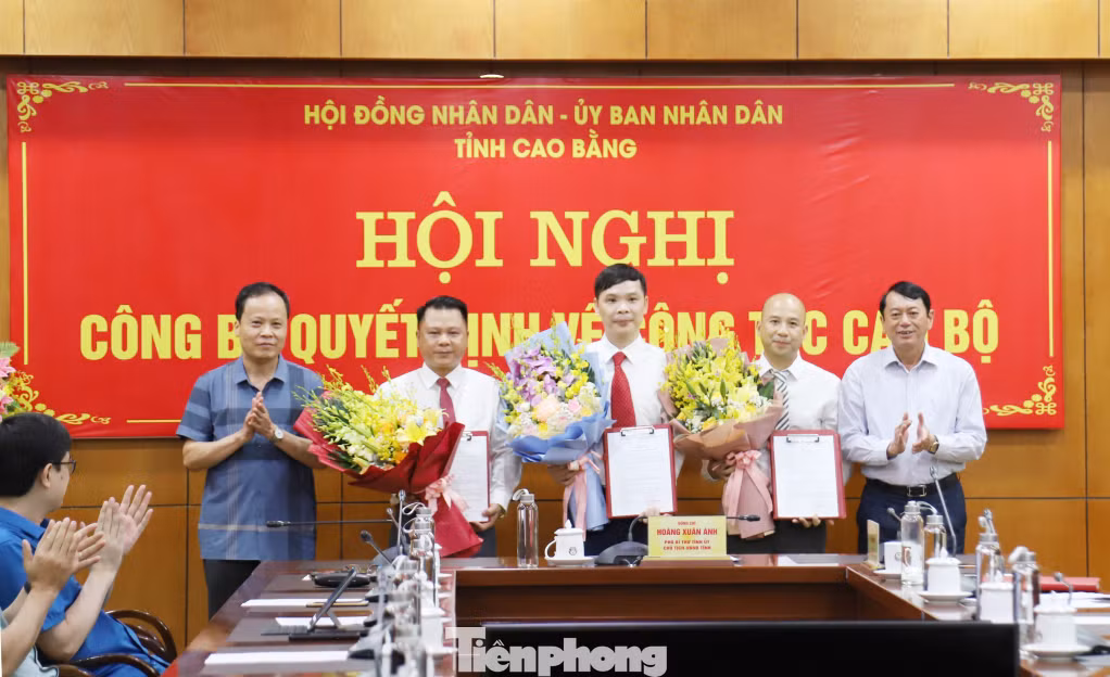 Lãnh đạo tỉnh Cao Bằng tặng hoa chúc mừng 3 đồng chí vừa được điều động, bổ nhiệm .Ảnh: V.T Lãnh đạo tỉnh Cao Bằng tặng hoa chúc mừng 3 đồng chí vừa được điều động, bổ nhiệm .Ảnh: V.T