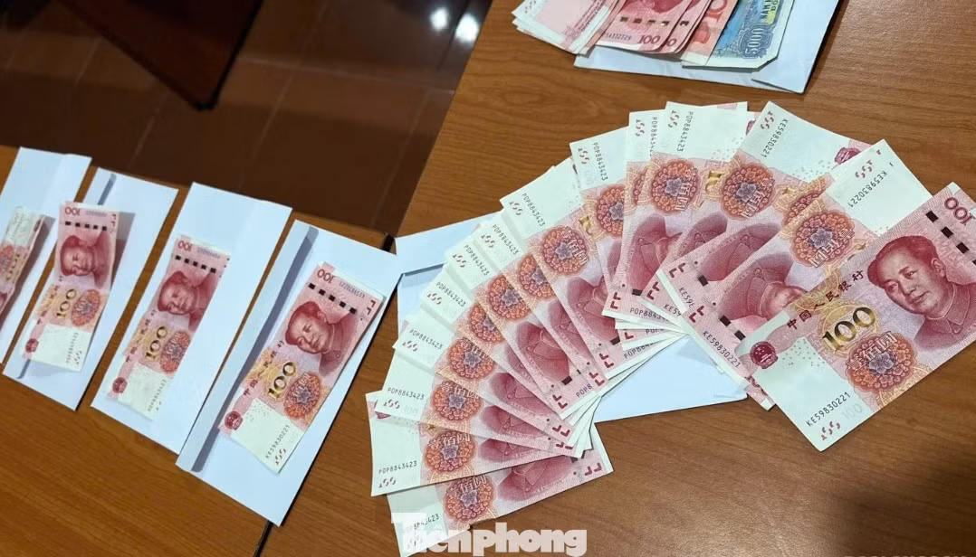 Đối tượng Thiêm (ngoài cùng bên phải) và tang vật.