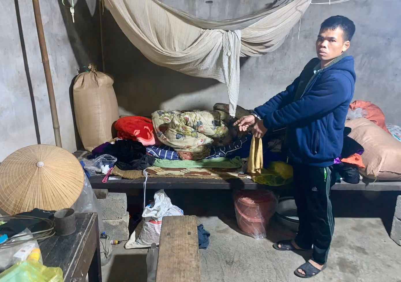Đối tượng Huế diễn lại cảnh cướp tài sản tại nhà nạn nhân.