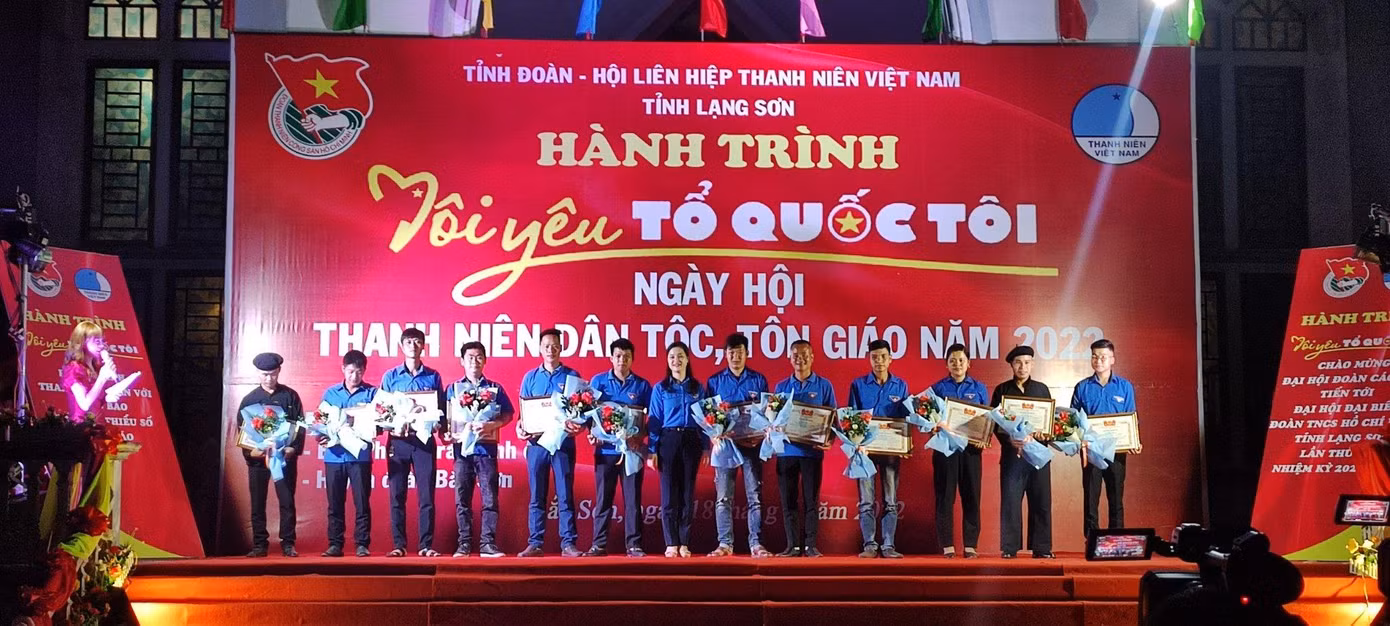 Tôn vinh những thanh niên dân tộc, tôn giáo tiêu biểu -Ảnh: Duy Chiến
