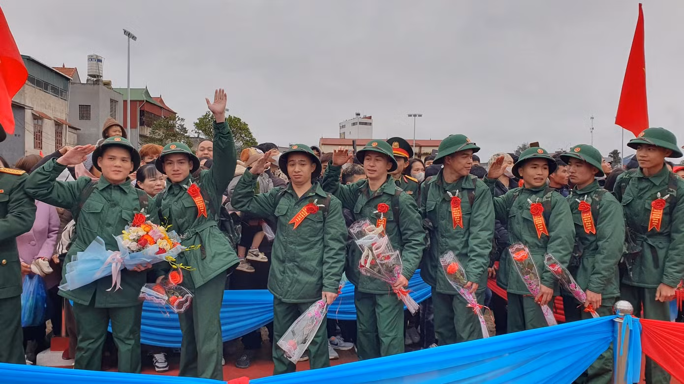 Tạm biệt người thân lên đường lập chiến công. Ảnh: Duy Chiến