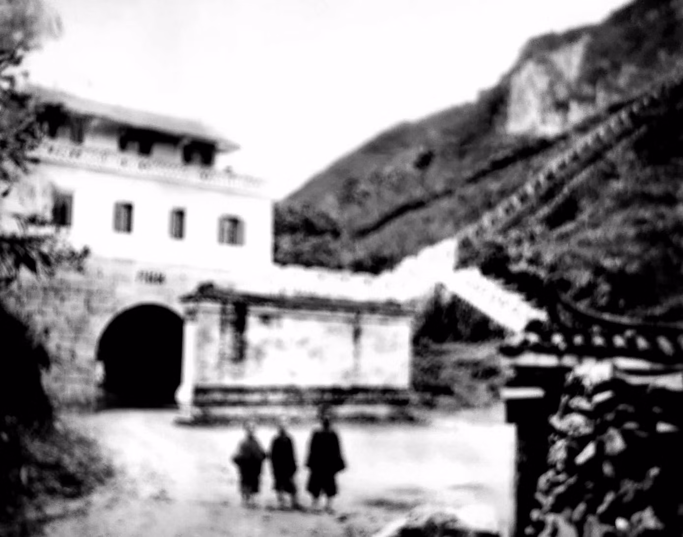Ải Nam Quan là những bức tường thành kiên cố ở biên giới.