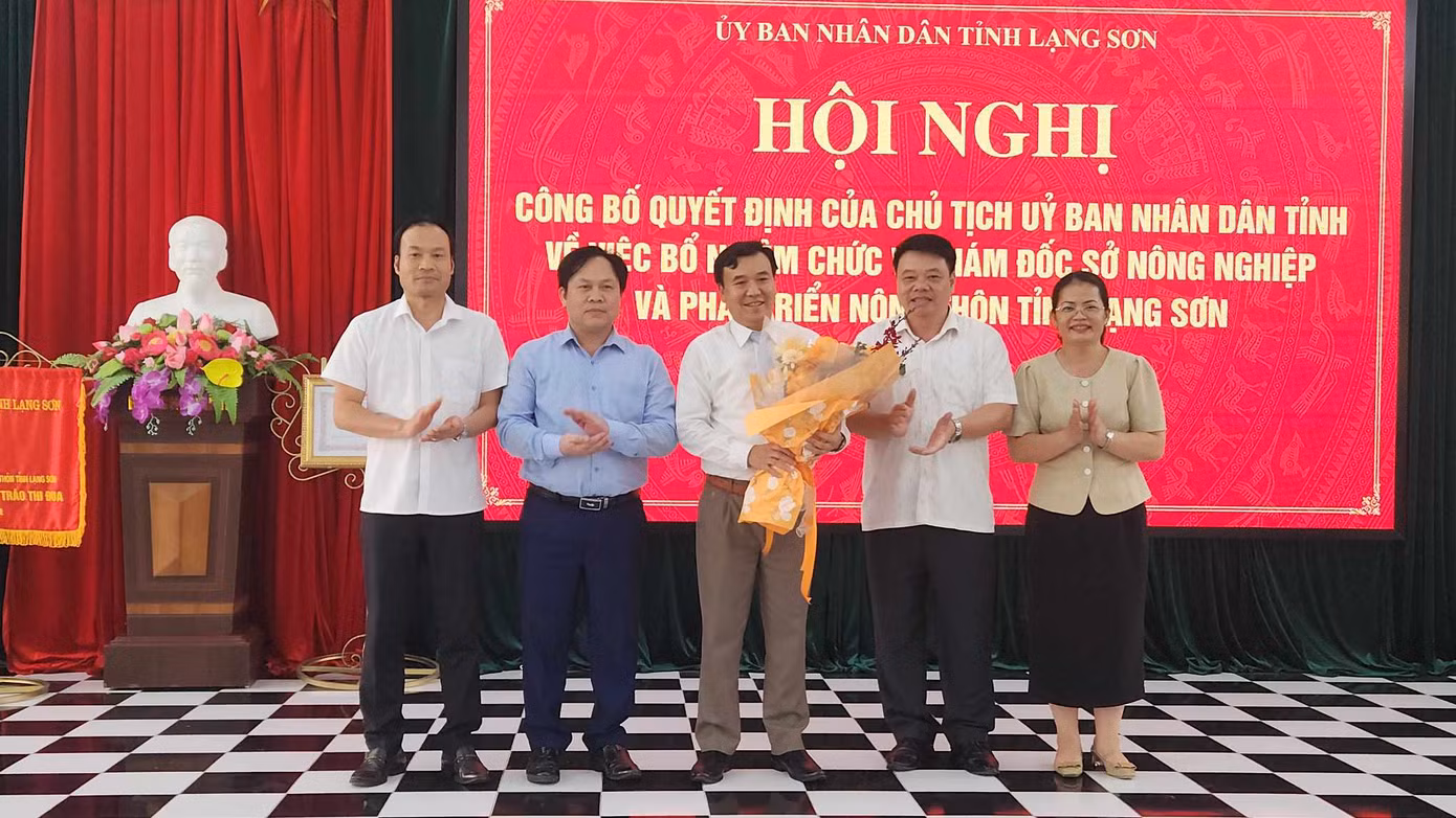 Tập thể lãnh đạo Sở NN &amp;PTNT tặng hoa chúc mừng. Ảnh: Duy Chiến.