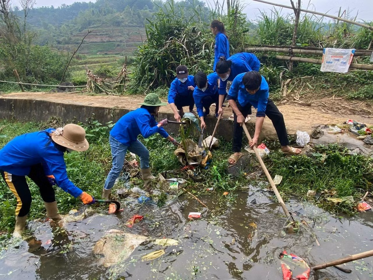 Thanh niên tích cực tạo cảnh quan môi trường sạch, đẹp.