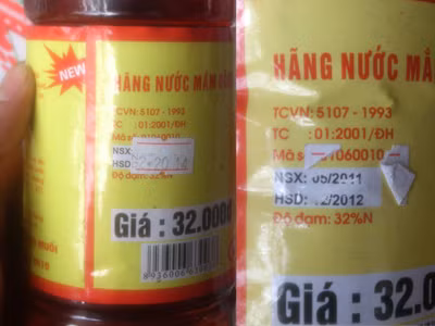 Hạn sử dụng trên chai nước mắm đã mới và cũ. Ảnh: Tuấn Nguyễn