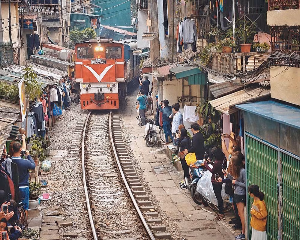 'Giỡn mặt tử thần' ở quán cà phê đường tàu hỏa ảnh 11