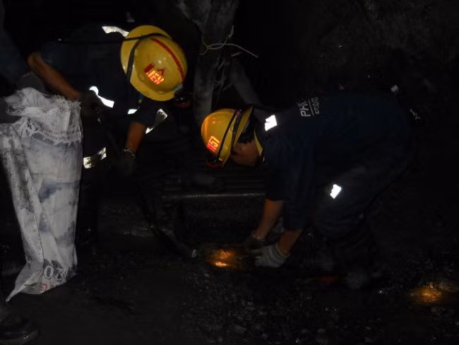 Công nhân công ty TNHH vàng Phước Sơn khai thác quặng vàng trong hầm lò