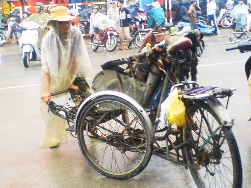 Một trong những người chạy xích lô cuối cùng của Sài Gòn đang hành nghề trong mưa