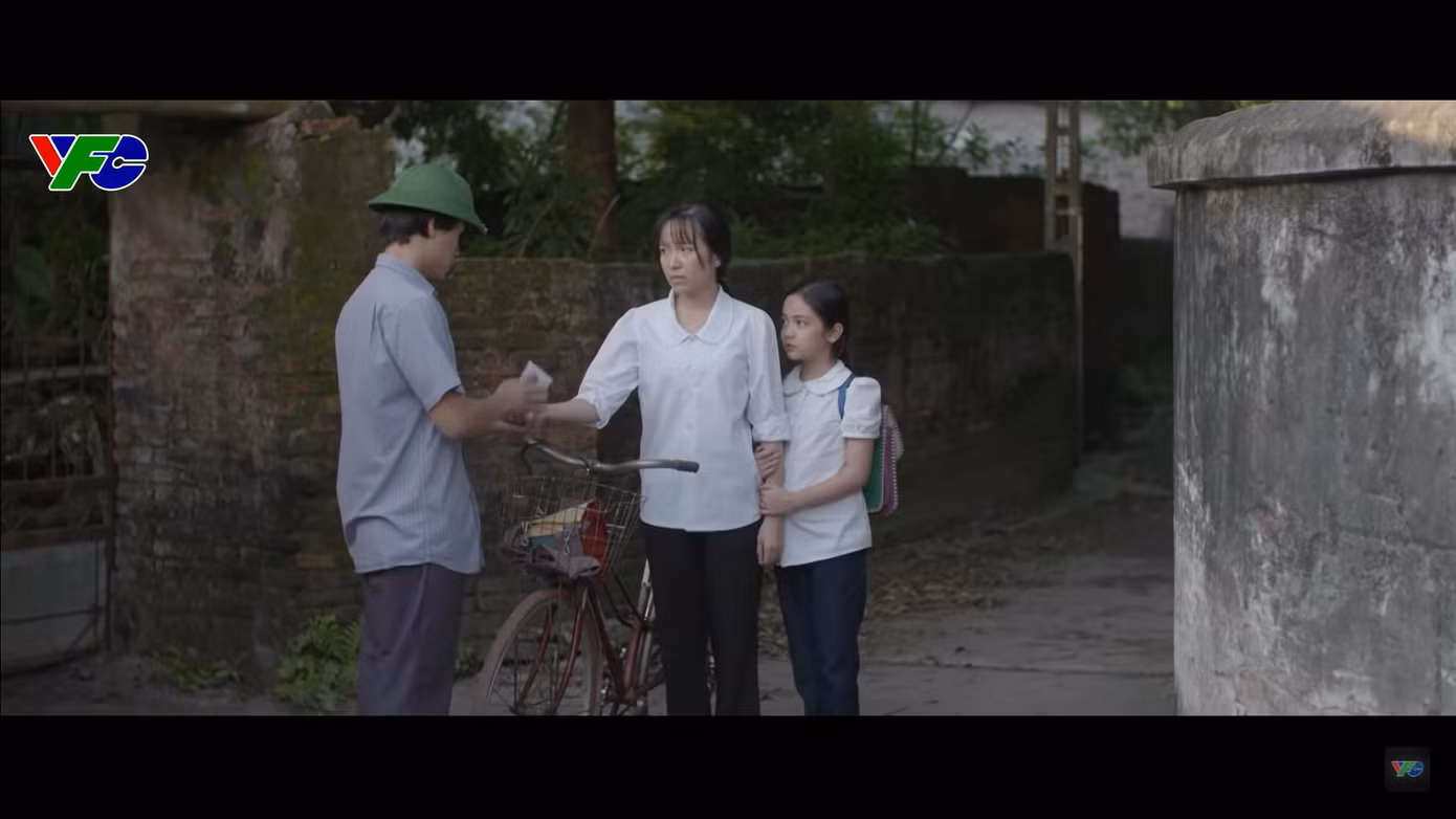 Hai mẹ con Hoa cũng rất đáng thương. Hai mẹ con Hoa cũng rất đáng thương.