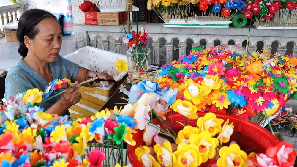 Nghề làm hoa giấy ở Thanh Tiên (Huế) Nghề làm hoa giấy ở Thanh Tiên (Huế)