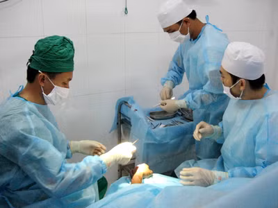BS Mừng và y bác sĩ Bệnh xá Trường Sa Lớn thực hiện ca phẫu thuật bàn tay cho bệnh nhân Dư Văn Ảnh: BS.Mừng cung cấp