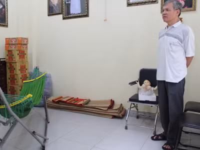Ông Trần Ngọc Anh trong căn phòng dùng làm nơi ở miễn phí cho sĩ tử 
