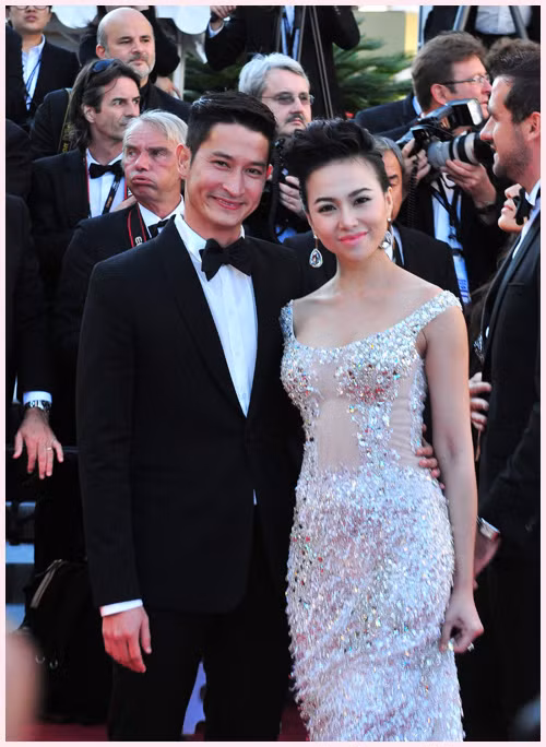 Huy Khánh và Đinh Ngọc Diệp trên thảm đỏ LHP Cannes 2010. Họ cũng được một hãng rượu mời tới tham dự LHP Cannes. Huy Khánh và Đinh Ngọc Diệp trên thảm đỏ LHP Cannes 2010. Họ cũng được một hãng rượu mời tới tham dự LHP Cannes