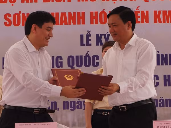 Anh Nhuyễn Đắc vinh (trái) ký thỏa thuận với Bộ GTVT. Ảnh: Minh Đức Anh Nhuyễn Đắc vinh (trái) ký thỏa thuận với Bộ GTVT