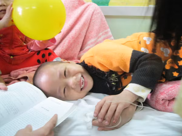 Nụ cười lạc quan và hy vọng của học sinh-bệnh nhi ung thư máu