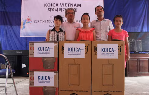 Ông Kim In, Trưởng đại diện văn phòng KOICA Việt Nam trao quà cho đại diện Trung tâm Bảo trợ xã hội tỉnh Lào Cai