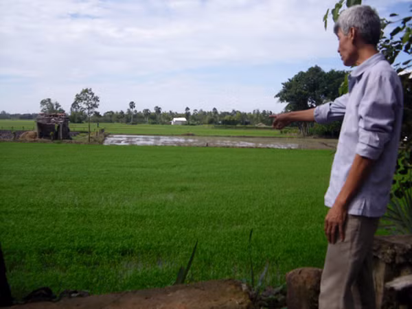 Ông Nam bên đám đất có sổ đỏ “lọt” vào ngân hàng. Ảnh: Trung Tính