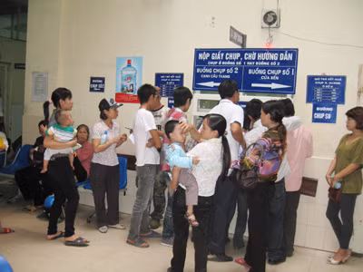 Xếp hàng chờ làm thủ tục xét nghiệm tại BV Nhi T.Ư. Ảnh: Th.Hà