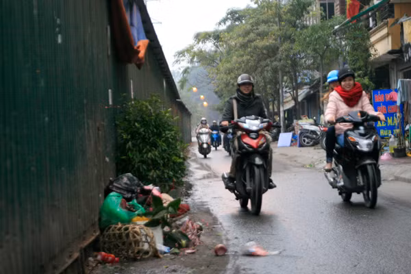 Chợ tạm thành nơi chứa rác thải