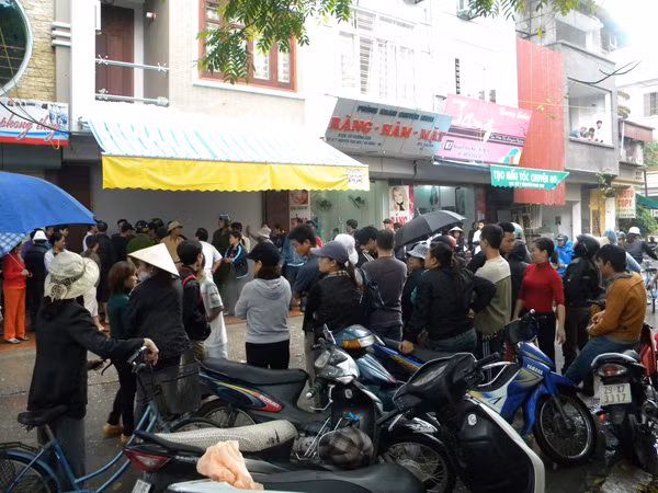 Người dân tụ tập vây quanh nhà bà Nguyễn Thị Dậu tại số 5 phố Nguyễn Thái Học, phường Quang Trung, quận Hà Đông để đòi tiền 