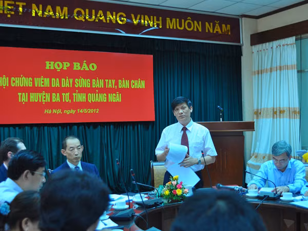 Thứ trưởng Bộ Y tế Nguyễn Thanh Long (đứng) dặn báo chí đừng hỏi chuyên gia nước ngoài