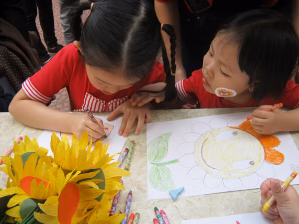 Các em miệt mài vè những bức tranh tại gian triển lãm tranh