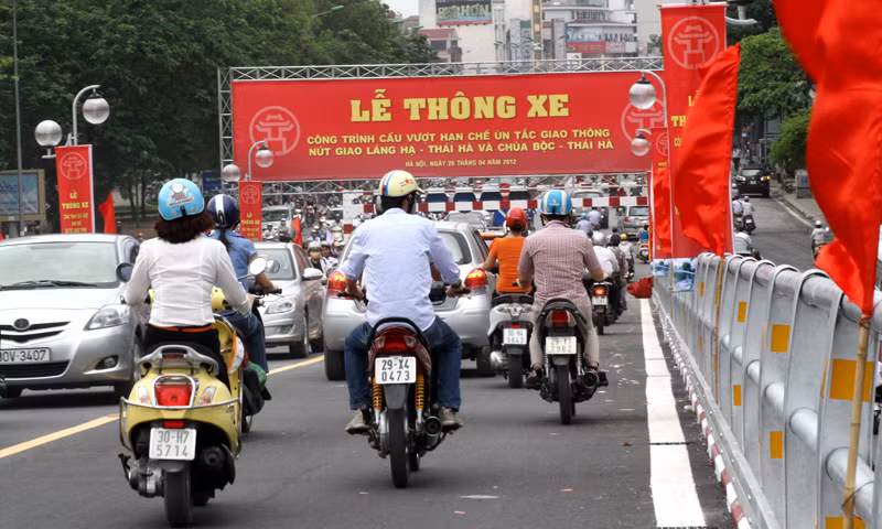 Từ sáng sớm, sau lễ thông xe diễn ra nhanh gọn, phương tiện của nhân dân đã lăn đều qua cầu