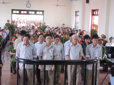 Các bị cáo trước vành móng ngựa. Ảnh: Bảo Thắng