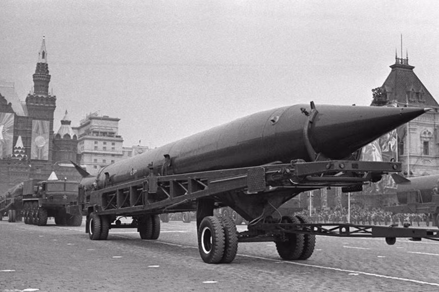 Tên lửa đạn đạo R-12 của Liên Xô. Ảnh: Nikolai Sitnikov/TASS.