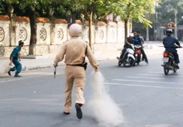 Một tổ công tác của Công an tỉnh Thanh Hóa đang quăng lưới vào xe người vi phạm.