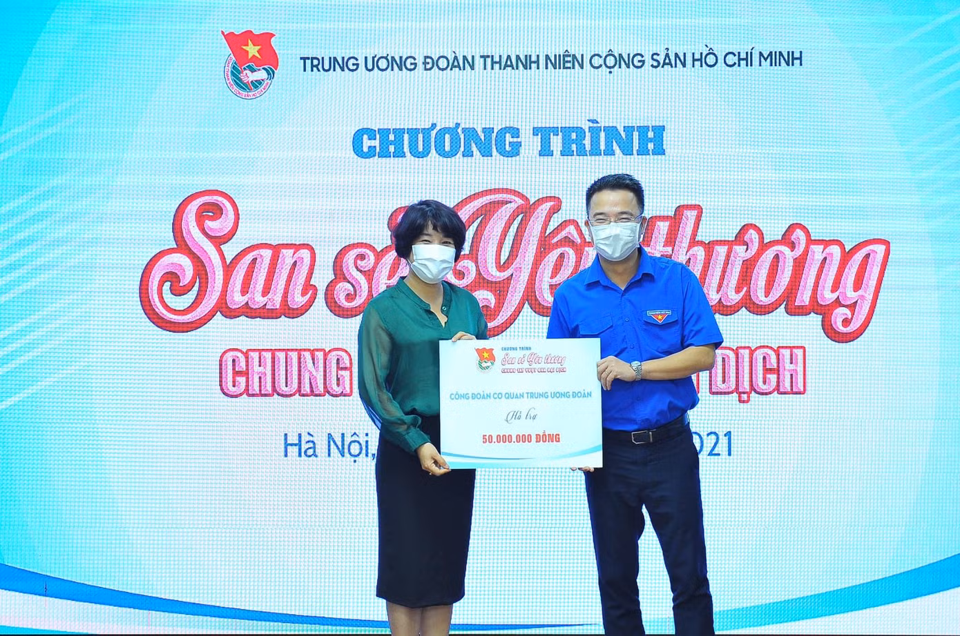 Chị Lê Hồng Hạnh, Chủ tịch Công đoàn cơ quan Trung ương Đoàn trao kinh phí ủng hộ Chương trình San sẻ yêu thương, chung tay vượt qua đại dịch