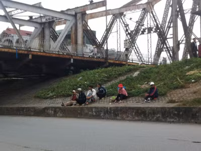 Thất thểu đợi việc dưới gầm cầu Long Biên. Ảnh: Phong Cầm