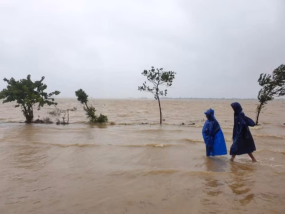 Nhiều tuyến đường liên thôn, liên xã tại Lệ Thủy, Quảng Bình đang ngập sâu trong nước Nhiều tuyến đường liên thôn, liên xã tại Lệ Thủy, Quảng Bình đang ngập sâu trong nước