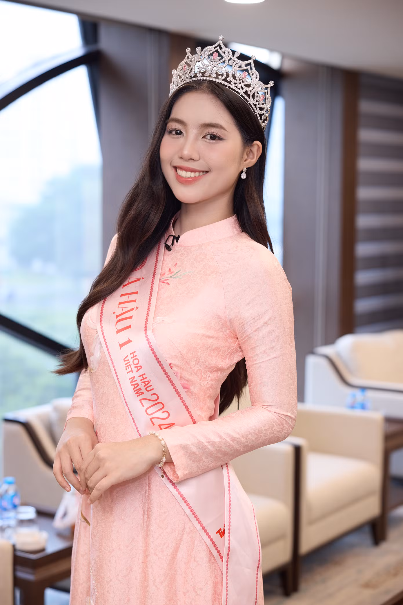 Hơn một tuần sau chung kết Hoa hậu Việt Nam 2024, Á hậu Châu Anh cùng Hoa hậu Hà Trúc Linh, Á hậu Vân Nhi bận rộn với media tour tại Hà Nội. Á hậu Châu Anh diện áo dài hồng nền nã khi tham dự buổi trò chuyện với Kênh truyền hình Quốc phòng Việt Nam.