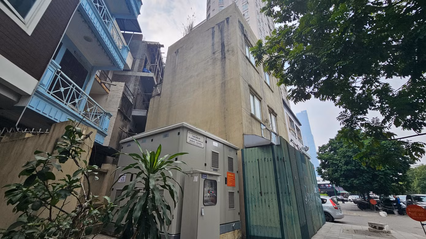 Ngoài ra, chủ đầu tư xây dựng nhà kết cấu bê tông cốt thép 3 tầng diện tích 54m2 tại khu vực theo bản vẽ tổng mặt bằng được Sở Quy hoạch - Kiến trúc chấp thuận có ký hiệu KT- Trạm biến thể dự kiến.