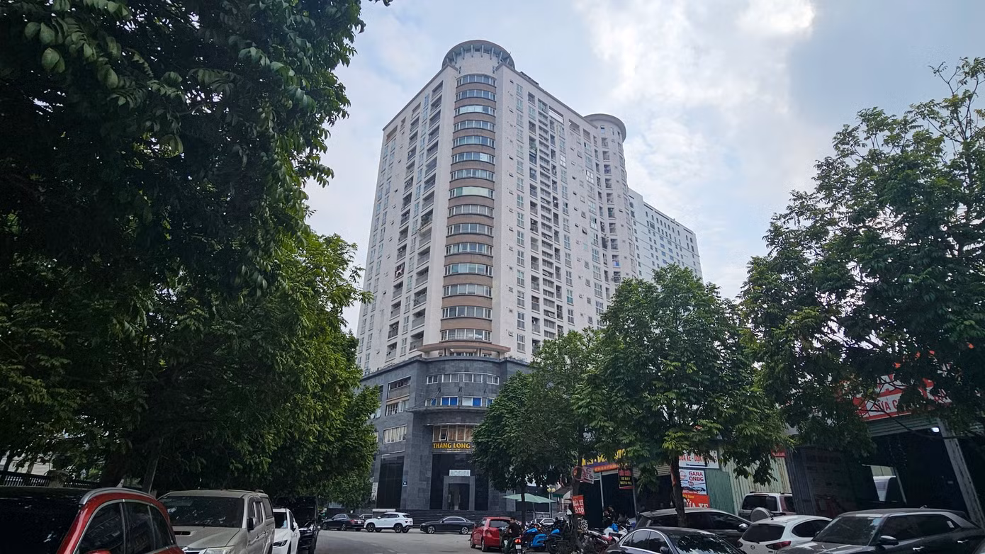 Đồng thời, Sở Xây dựng đã có nhiều văn bản tổng hợp, báo cáo UBND TP và đôn đốc, đề nghị UBND quận Cầu Giấy, Phòng Cảnh sát PCCC và cứu nạn, cứu hộ - Công an TP nghiên cứu, đề xuất phương án xử lý theo thẩm quyền và quy định.