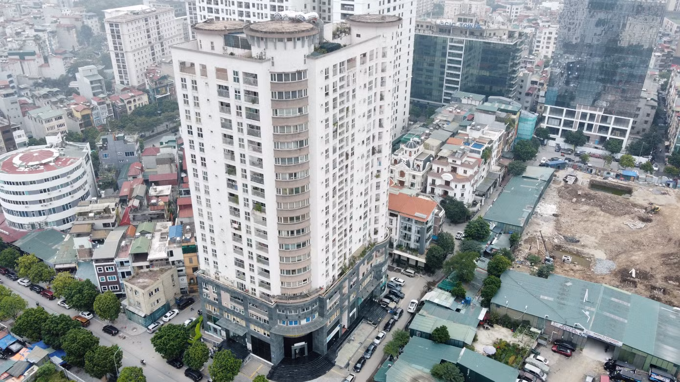 "Căn cứ quy định quản lý trật tự xây dựng trên địa bàn TP và các nội dung chỉ đạo của UBND TP về xử lý các vi phạm tại dự án, Sở Xây dựng có trách nhiệm tiếp tục đôn đốc, hướng dẫn UBND quận Cầu Giấy giải quyết, xử lý dứt điểm vi phạm tại dự án theo quy định", UBND TP Hà Nội thông tin.