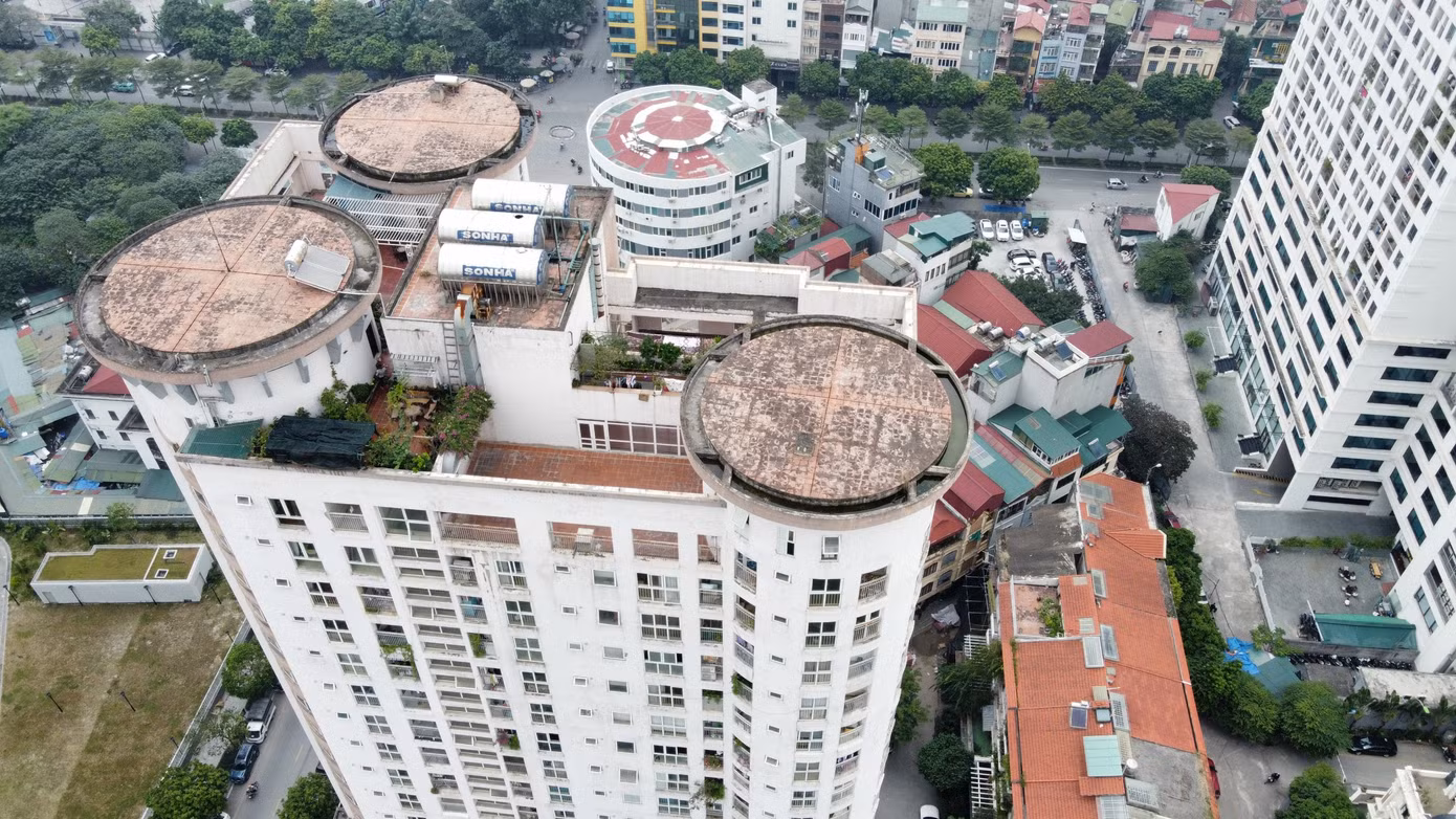 Liên quan đến sai phạm của chủ đầu tư, UBND TP Hà Nội đã có nhiều văn bản chỉ đạo thực hiện việc xử lý vi phạm tại dự án trong đó xác định rõ thẩm quyền, trách nhiệm giải quyết, xử lý của UBND quận Cầu Giấy.