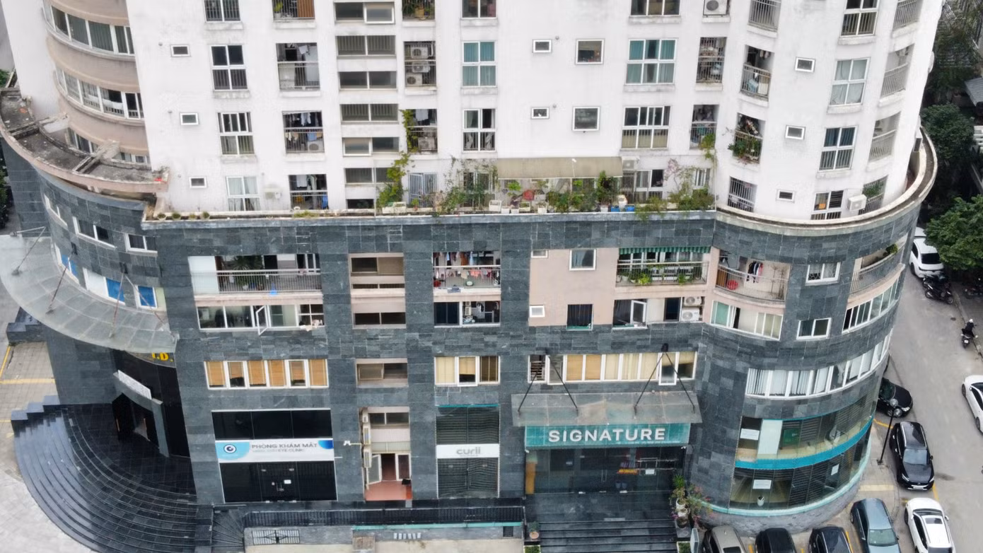 Cụ thể, đối với chung cư cao tầng, tại tầng kỹ thuật xây ngăn chia thành 15 phòng (trong đó có 03 phòng vệ sinh) kết cấu tường gạch trên diện tích 678m2 (sử dụng làm văn phòng).
