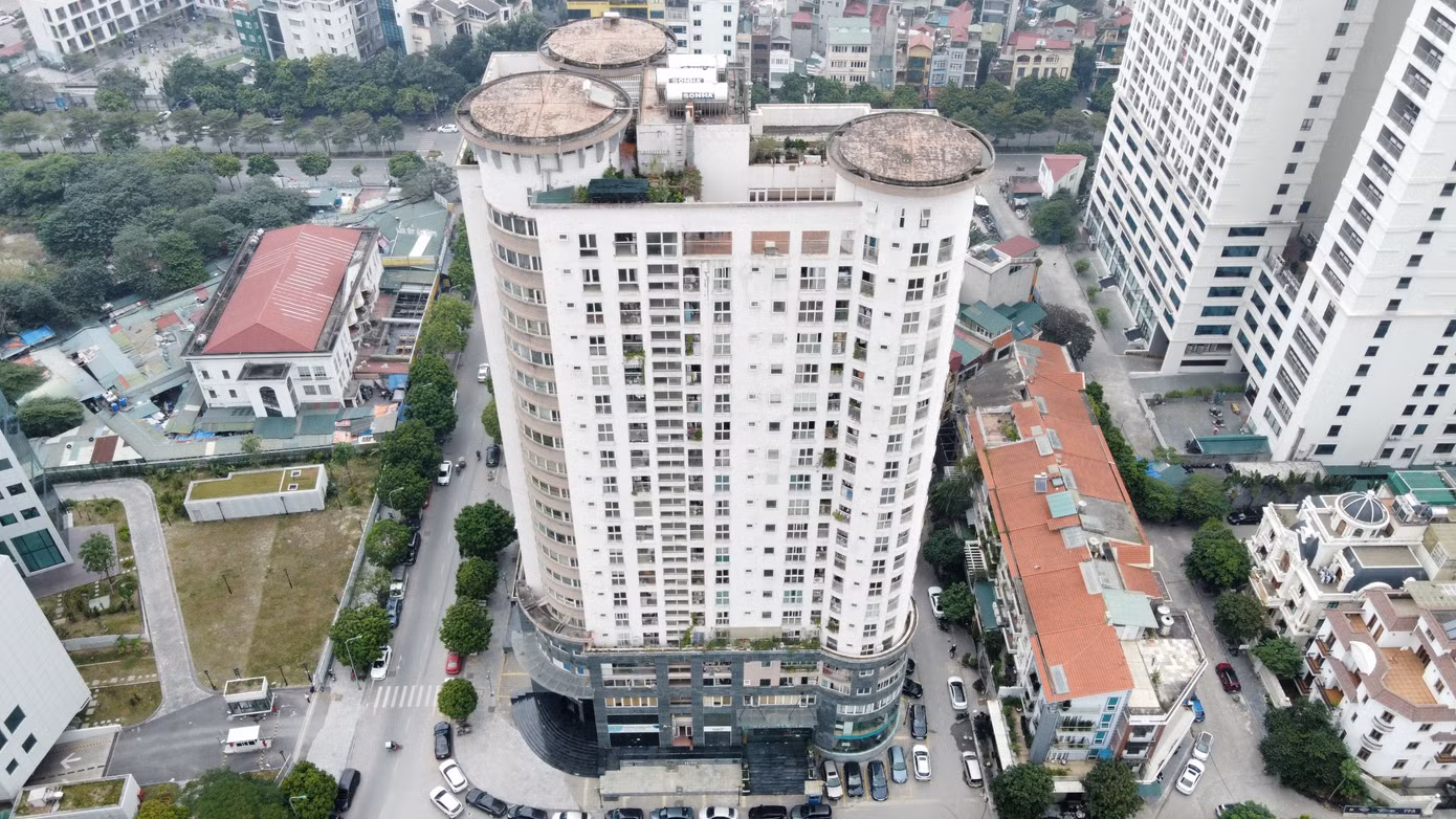 Về vấn đề này, UBND TP cho biết, dự án khu nhà ở chiến sỹ cảnh sát trật tự Công an TP Hà Nội (Chung cư Cảnh sát 113) tại phường Yên Hòa, quận Cầu Giấy do Công ty TNHH Thăng Long làm chủ đầu tư.
