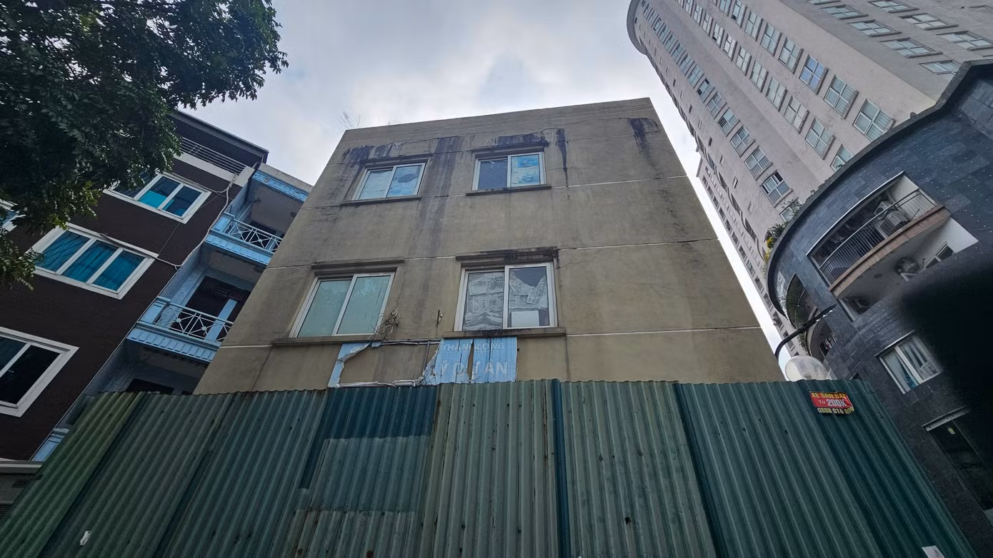 Trong quá trình giải quyết vụ việc, Sở Xây dựng nhận được các đơn kiến nghị của cư dân chung cư Cảnh sát 113, phường Yên Hòa trong đó phản ánh các vi phạm của Công ty TNHH Thăng Long.