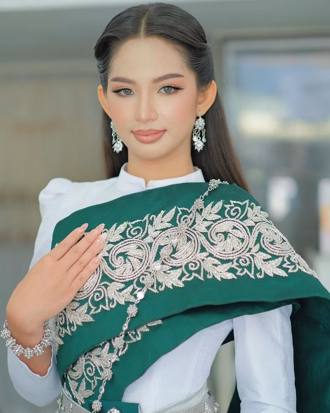 Người đẹp nổi bật với kỹ năng thuyết trình ấn tượng, ứng xử sắc bén, thông minh cũng như các dự án xã hội mà cô đang theo đuổi. Người đẹp nổi bật với kỹ năng thuyết trình ấn tượng, ứng xử sắc bén, thông minh cũng như các dự án xã hội mà cô đang theo đuổi.